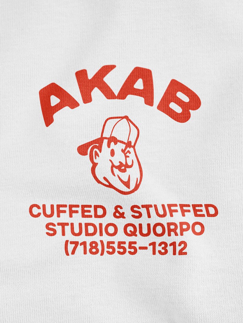 Détail du graphisme du tee-shirt AKAB blanc Studio Quorpo